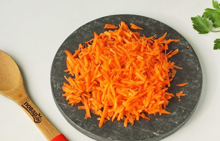 1. Этап. Борщ для диабетиков: Морковь натрите на терке.