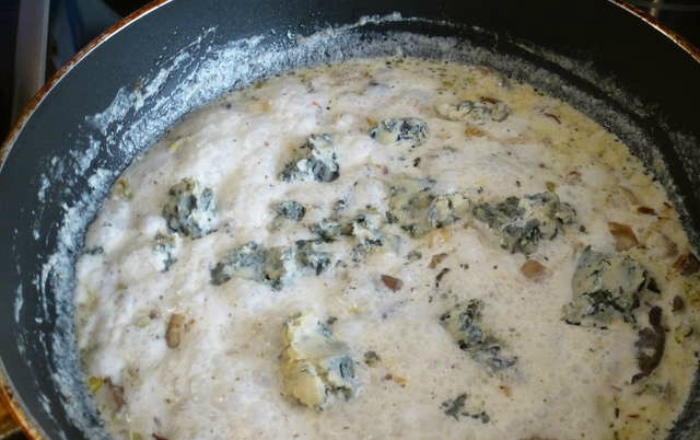 1. Этап. Вешенки с вермишелью: Вливаем в сковороду сливки. Добавляем специи: тимьян, любые травы на вкус. Солим, перчим. Тушим на среднем огне 20 минут. Затем добавляем сыр 