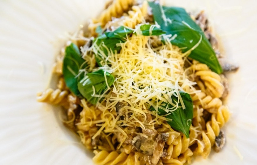 1. Этап. Соус к пасте: Добавьте к соусу макаронные изделия и натрите сыр. Приятной дегустации!