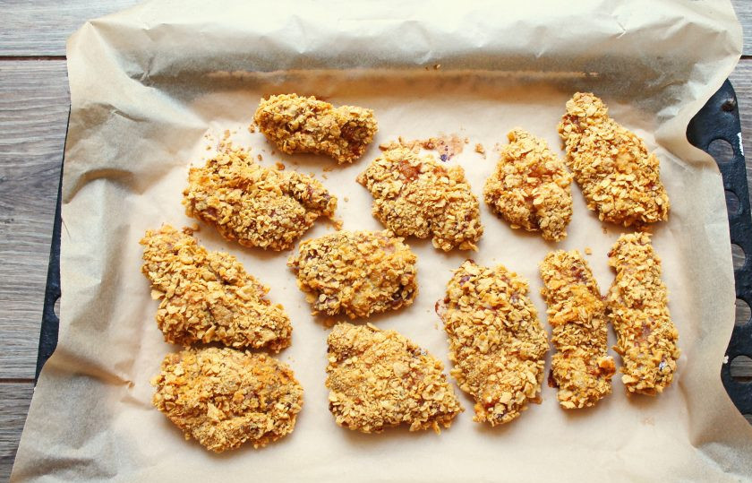 1. Этап. Куриные нагетсы в кукурузной панировке в духовке: Противень с нагетсами поставьте в горячую духовку и запекайте при температуре 180 градусов в течение 25 минут до готовности. Достаньте противень и сразу подавайте готовые нагетсы к столу.