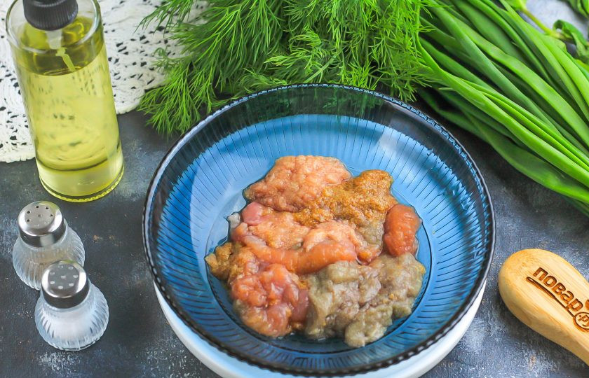 1. Этап. Взбитая икра карася: Очистите икру от черных и прозрачных пленочек, выложите в ситечко с мелкими ячейками или тройной слой марли и промойте водой. Оставьте на 5-6 минут в ситечке, чтобы стекла лишняя жидкость.