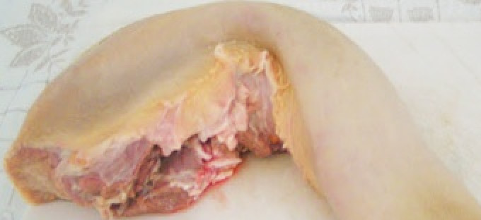 1. Этап. Салат с языком и ветчиной: Ставим язык варится в кастрюлю с водой. Варим в подсоленной воде в течение 3 часов. После снимаем кастрюлю с огня, откидываем язык на дуршлаг, ножом снимаем кожу и режем на небольшие кусочки.