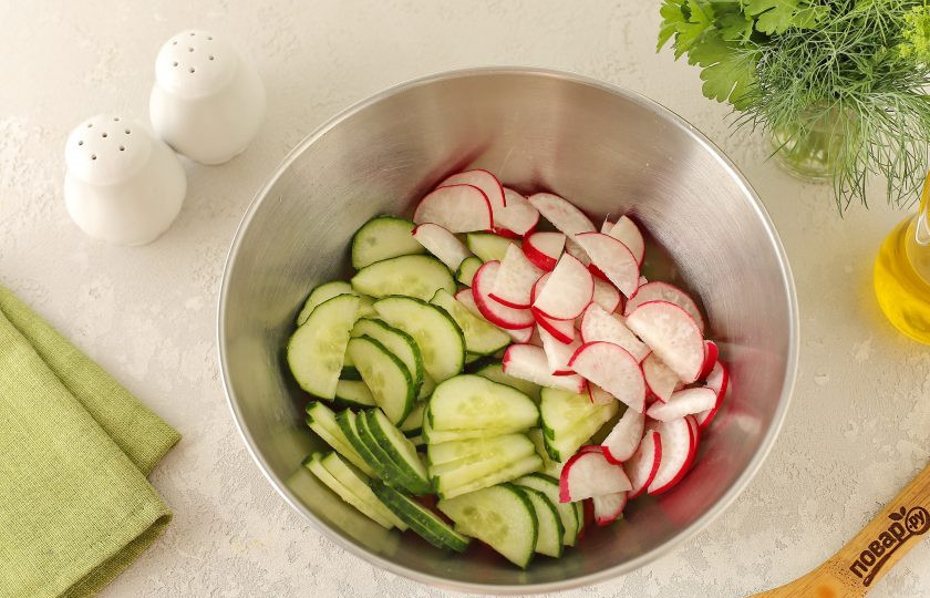 1. Этап. Салат Краски лета: Огурец и редис нарежьте полукружками.