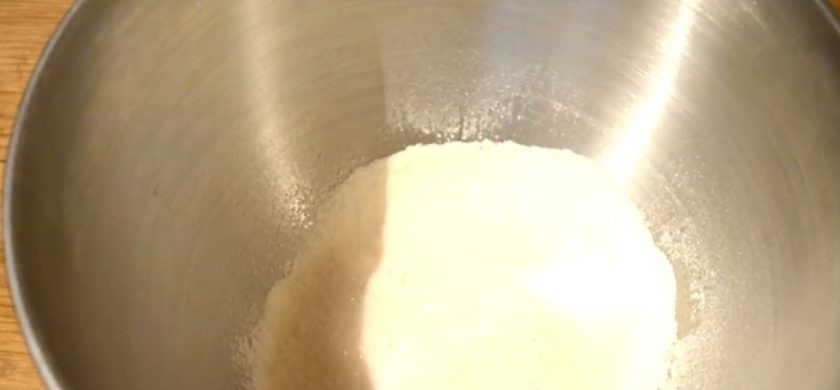 1. Этап. Лимбургский флай: 1. Просеянную муку смешайте с сахаром, солью, ванильным сахаром и сухими дрожжами. Добавьте нарезанное кубиками холодное сливочное масло и перетрите массу в крошку.