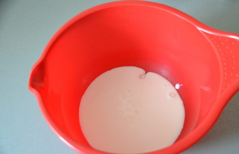 1. Этап. Хлеб на кефире на дрожжах: В емкость для замешивания теста влейте кефир, добавьте соль и сахар.