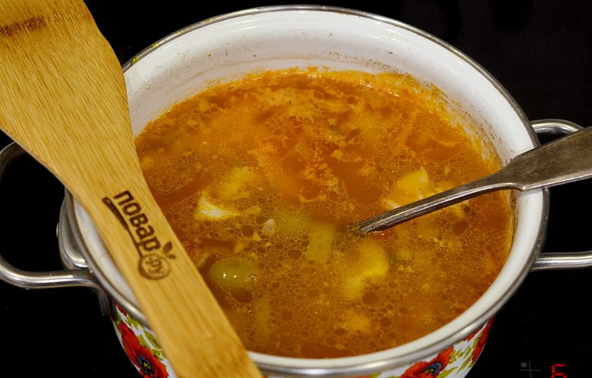 1. Этап. Рыбная солянка из форели: 8. Добавьте оливки и каперсы. Доведите до кипения, поварите еще 5 минут. Посолите.