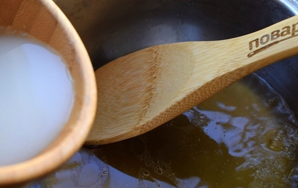 1. Этап. Суп-пюре из яиц (лучше, чем в ресторане): Крахмал разведите с 2 ч.л. холодного бульона. В остальной бульон добавьте соевый соус, кунжутное масло, сушеный чеснок, доведите до кипения. Влейте крахмал, перемешайте.