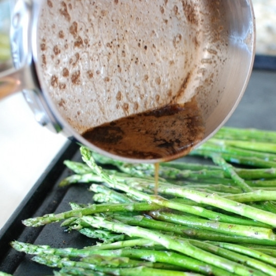 1. Этап. Жареная спаржа в бальзамическом соусе: Готовую спаржу поливаем бальзамическим соусом. Перемешиваем.