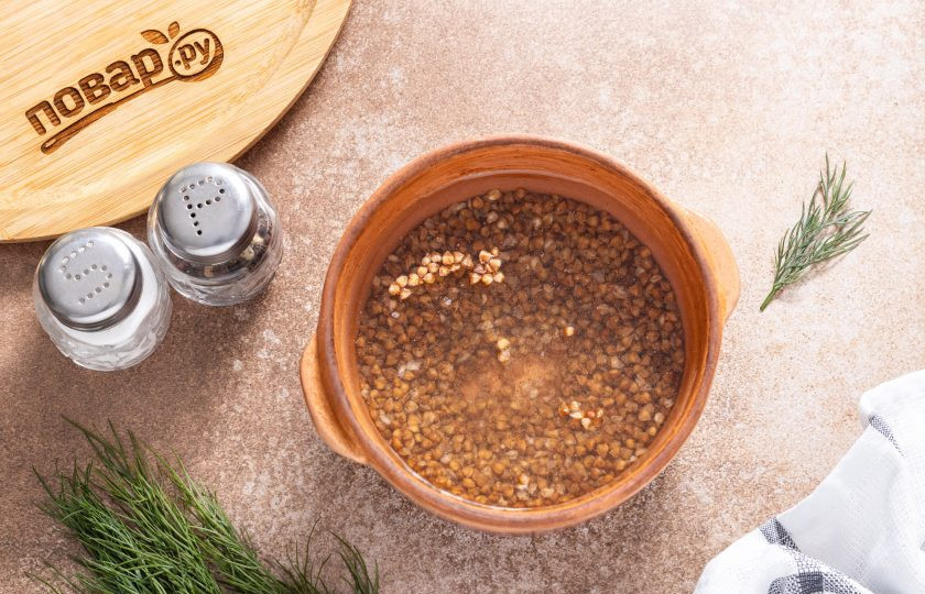 1. Этап. Гречка в аэрогриле: Влейте воду.