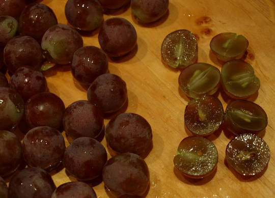 1. Этап. Маленькие итальянские бутерброды: На застеленный фольгой противень выкладываем виноградинки. Сбрызгиваем их оливковым маслом и запекаем, примерно 7-8 минут (пока не начнет лопаться). Температура - 200 градусов.