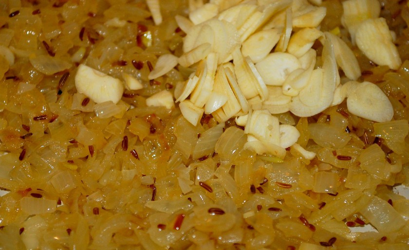 1. Этап. Флячки по-польски: Обжариваем до золотистого цвета лук с чесноком.