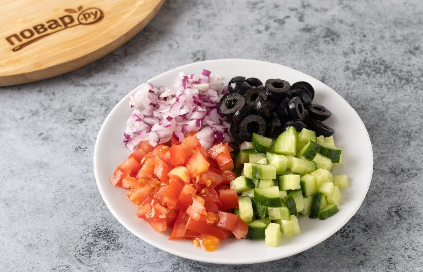 1. Этап. Итальянский салат с рисом и маслинами: Нарежьте кубиками огурец, помидор и красный лук. Маслины нарежьте кружочками или пополам.