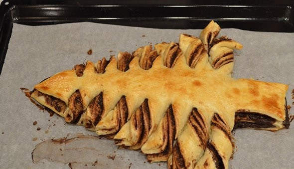 1. Этап. Пирог Елочка: 7. При температуре 180 градусов выпекайте пирог около 25-30 минут до румяности. Перед подачей можно украсить елочку 