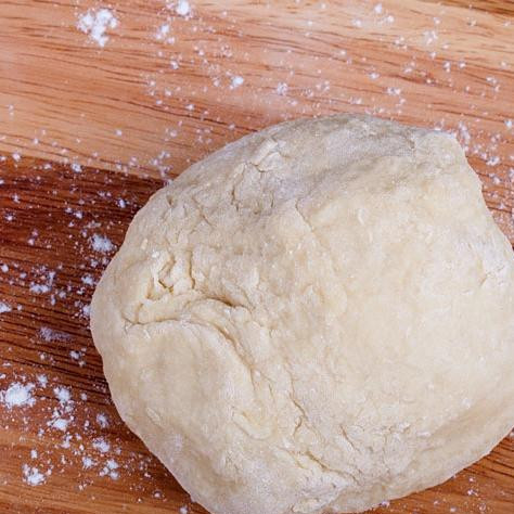 1. Этап. Прикумские рванцы: Бросаем лук с томатом в бульон, после чего занимаемся рванцами. Вымешиваем тесто из муки, соли, яйца и теплой воды (воды где-то 3 столовых ложки).