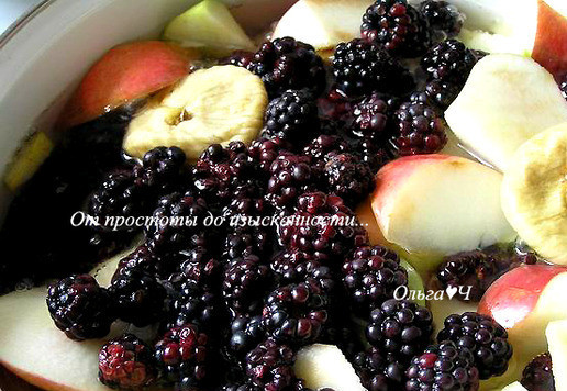 1. Этап. Кисель из яблок и ежевики: Яблоки нарежьте кусочками, выложите в кастрюлю, добавьте ежевику и инжир (не обязательно), залейте двумя литрами кипящей воды.