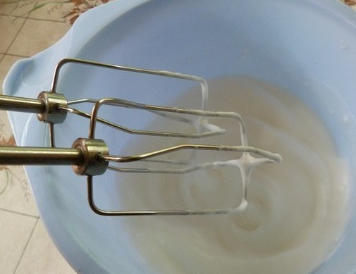 1. Этап. Творожная запеканка с зеленью: Яйца разбейте, разделите белки на желтки. Белки взбиваем с солью до пены и отставляем на время.