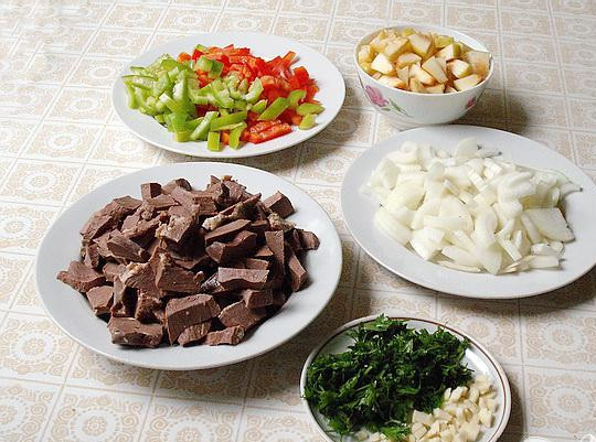 1. Этап. Телячье сердце с овощами: 3. Очищаем и нарезаем маленькими кубиками лук, айва режется среднего размера кусочками, перцы нарезаем небольшой соломкой, сердце режем по вкусу. Зелень и чеснок необходимо измельчить.