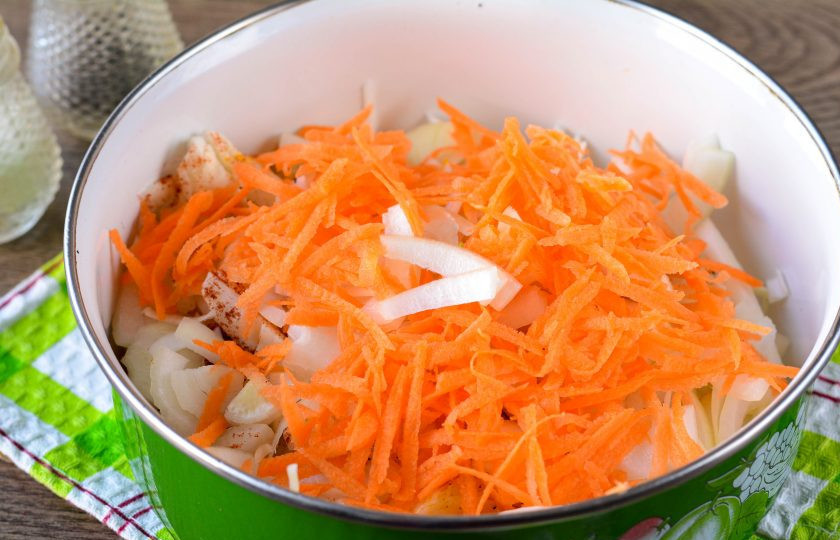 1. Этап. Капуста в пакете в духовке: Добавьте морковку.