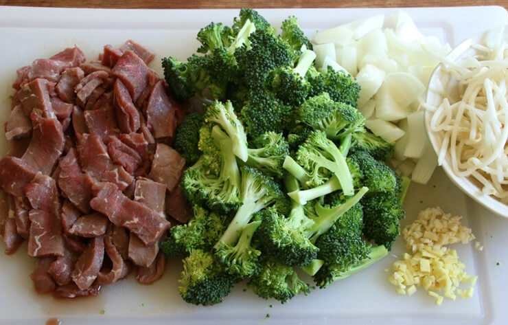 1. Этап. Говядина диетическая: 1. Вымойте мясо и нарежьте его тонкими плоскими полосками. Вымойте брокколи и разделите на соцветия. Очистите и нарежьте кубиками лук, измельчите чеснок и корень имбиря.