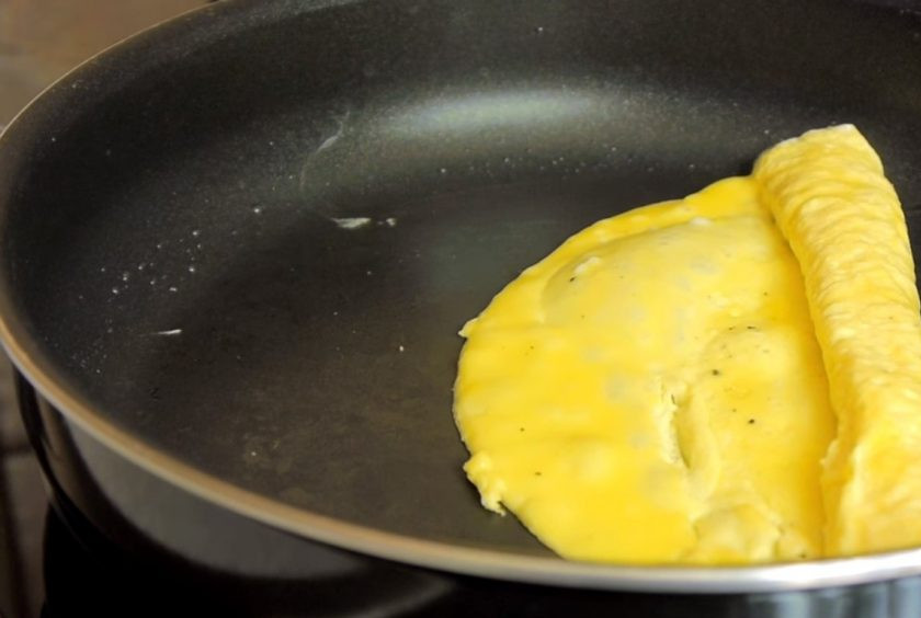 1. Этап. Завтрак для влюбленных: 2. Хорошо разогретую сковороду смажьте маслом и приготовьте японский омлет, выливая яичную массу тонким слоем, сворачивая ее в рулет и постепенно подливая новую порцию яичной массы.