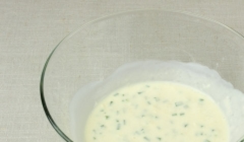 1. Этап. Салат Цезарь с ветчиной: Чеснок растереть с солью и перцем. Добавить сметану, лимонный сок и половину тертого пармезана. Если соус получается слишком густой, добавить 1-2 столовых ложки холодной воды. Перемешать и отставить в сторону.