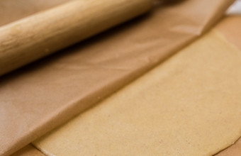 1. Этап. Торт Моцарт: 3. Каждую из частей положите между листами пергамента и раскатайте. Обрежьте корж по форме тарелки, примерно на 20 см. Выпекайте по 11 минут при температуре 180 С.