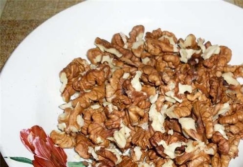 1. Этап. Торт Генерал: 3. Вторая часть теста будет с орехами. Их необходимо измельчить, можно в порошок, а можно оставить небольшие кусочки.