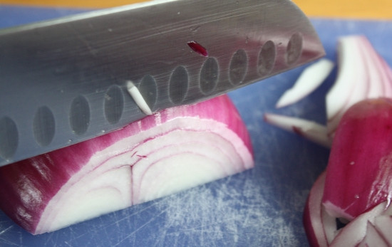 1. Этап. Салат по-милански: Лук почистить и нарезать полукольцами.