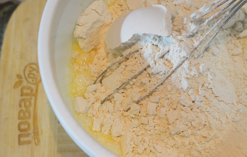 1. Этап. Кекс с черешней: 3. Затем — муку и разрыхлитель.