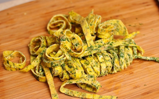 1. Этап. Суп с яичной лапшой: Готовый омлет скрутите трубочкой и нарежьте полосочками. Получится длинная вкусная лапша.