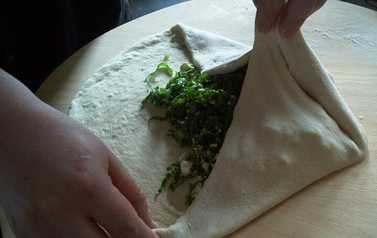 1. Этап. Осетинский пирог с зеленью: 4. Аккуратно собрать края в середину.