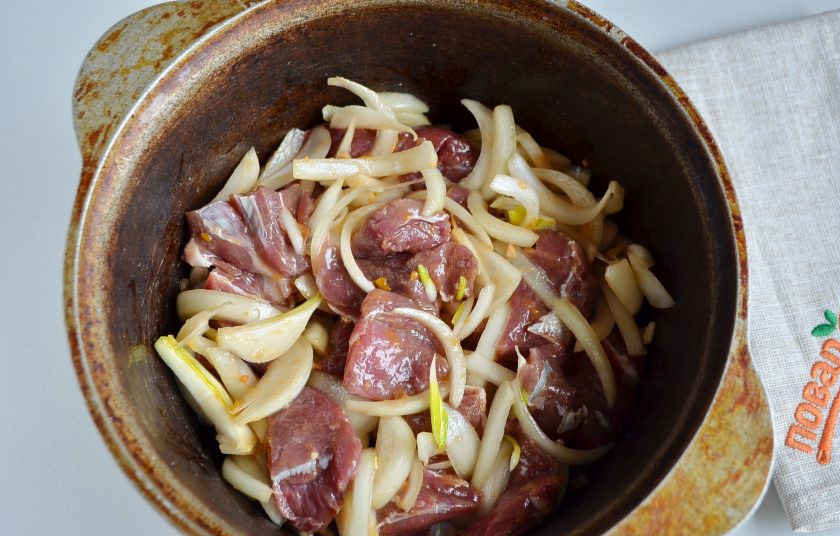 1. Этап. Чашушули по-грузински из говядины: 3. В сухой казан положите мясо с луком, закройте крышкой и тушите минут 30 в собственном соку.