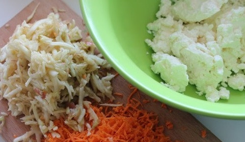 1. Этап. Морковно-яблочные сырники в ванильном соусе: Очистите морковку и яблоки, затем натрите яблоки на средней, а морковь — на мелкой терке.