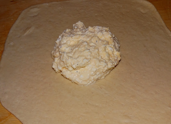 1. Этап. Хачапури с творогом и сыром: Когда тесто немного подросло, разделите его на 2 части. Из каждого кусочка сформируйте круглую лепешку толщиной около 1 см.