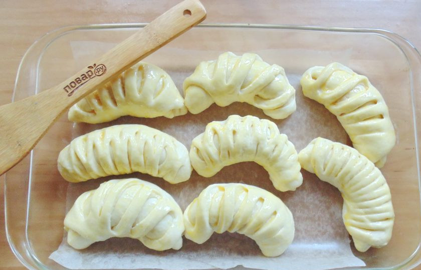 1. Этап. Дрожжевые рогалики с вишней: Смажьте рогалики яйцом и поставьте в заранее разогретую до 175-180 градусов духовку.