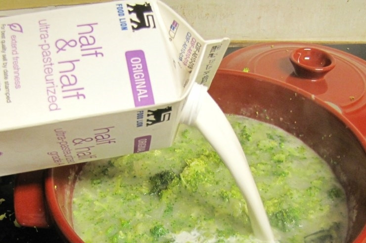 1. Этап. Сырный суп для детей: 5. После овощей влейте сливки (15-30%), перемешайте и снова доведите содержимое до кипения.