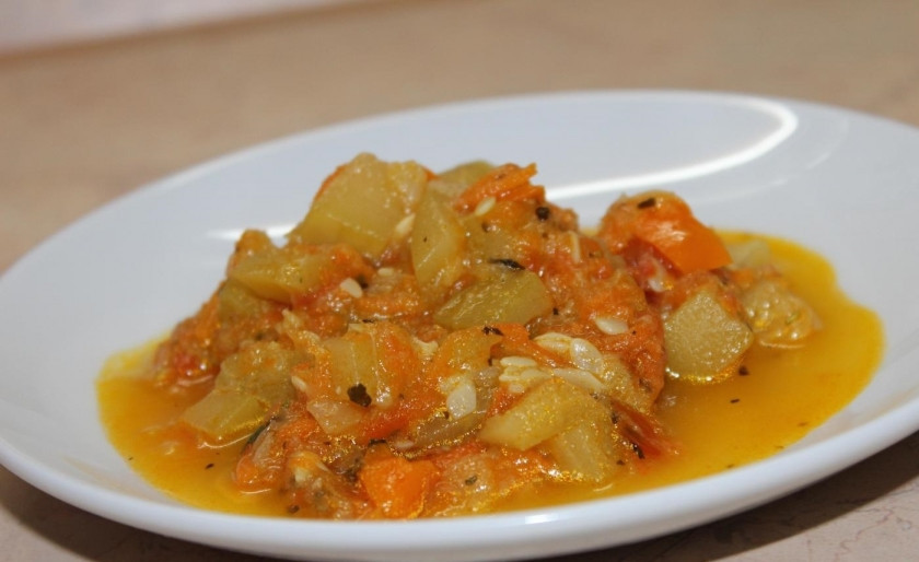 1. Этап. Овощное рагу из кабачков: 5. После окончания приготовления открываю крышку и раскладываю рагу порционно по тарелкам, подаю горячим. Приятного аппетита!