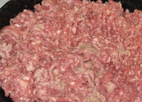 1. Этап. Фарш с морковью: Теперь перекладываем обжаренные овощи в отдельную посуду, а на сковороде начинаем обжаривать фарш. Это надо делать, помешивая его время от времени, чтобы не образовывались комочки.