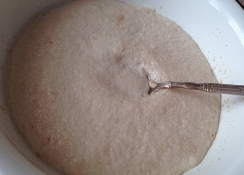 1. Этап. Тесто для сладких пирожков: Дрожжи начнут работать и поднимутся пенной шапочкой.