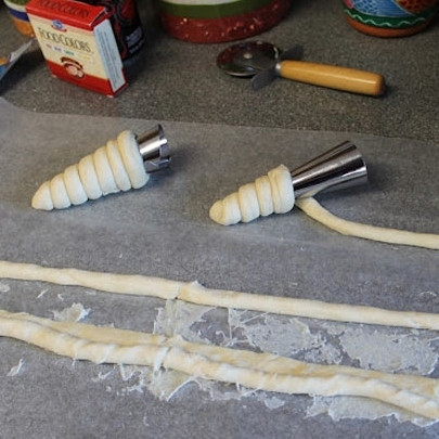 1. Этап. Закуска Морковь: Берем специальный металлический конус, оборачиваем его нашим тестом. До края конуса советую не доходить - иначе будет трудно потом снять тесто с конуса.