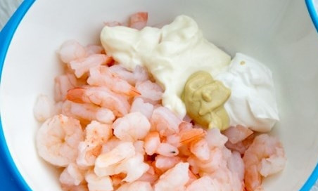 1. Этап. Салат с креветками и огурцами: Добавить майонез, сметану и горчицу.