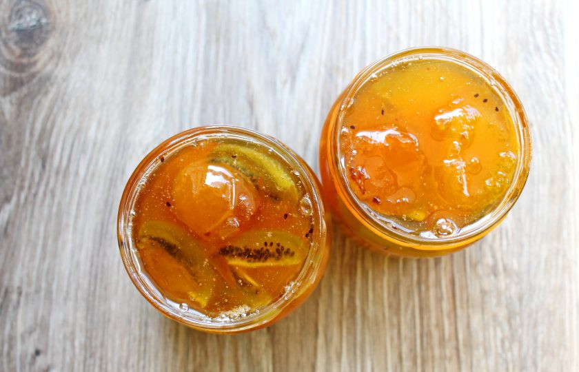 1. Этап. Варенье из абрикосов и киви: Разложите остывшее варенье по банкам и закройте крышками.