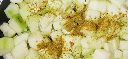 1. Этап. Куриные желудки в мультиварке: К пожаренным желудочкам с овощами добавляем рис и нарезанные цуккини. Заливаем все водой. Ставим режим 