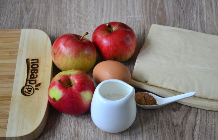 1. Этап. Слойка классическая: Подготовьте все необходимые ингредиенты. Тесто заранее достаньте из холодильника и положите на пергамент или присыпанную мукой рабочую поверхность.