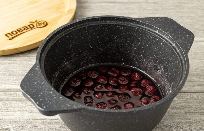 1. Этап. Варенье из вишни без косточек: Повторите предыдущий шаг еще 2-3 раза, уваривая его до желаемой консистенции.