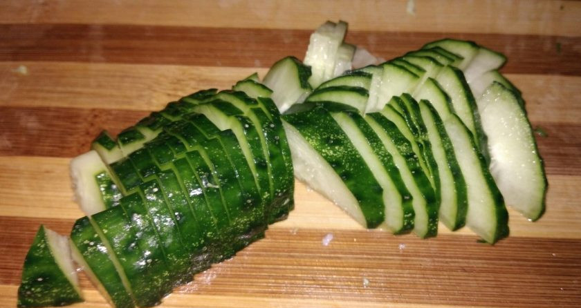 1. Этап. Салат из молодой капусты с огурцом и зеленью: 4. В самую последнюю очередь нарезается свежий огурец. Это делается для того, чтобы салат не напитался влагой слишком быстро (огурец быстро пускает воду).