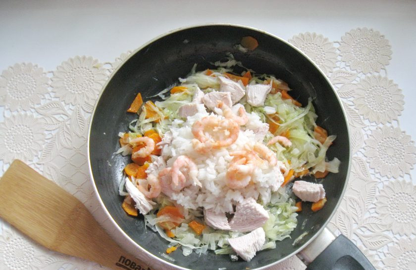 1. Этап. Рис по-сингапурски: Выложите в сковороду вареные креветки.