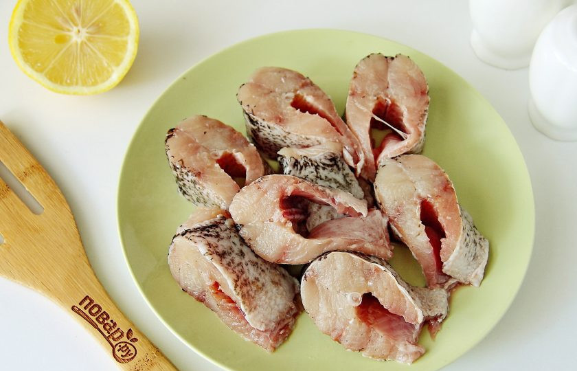 1. Этап. Щука жареная с луком: Щуку если необходимо очистите, удалите внутренности, отрежьте голову, хвост и срежьте плавники. Рыбу промойте и нарежьте стейками, толщиной 1,5-2 см.