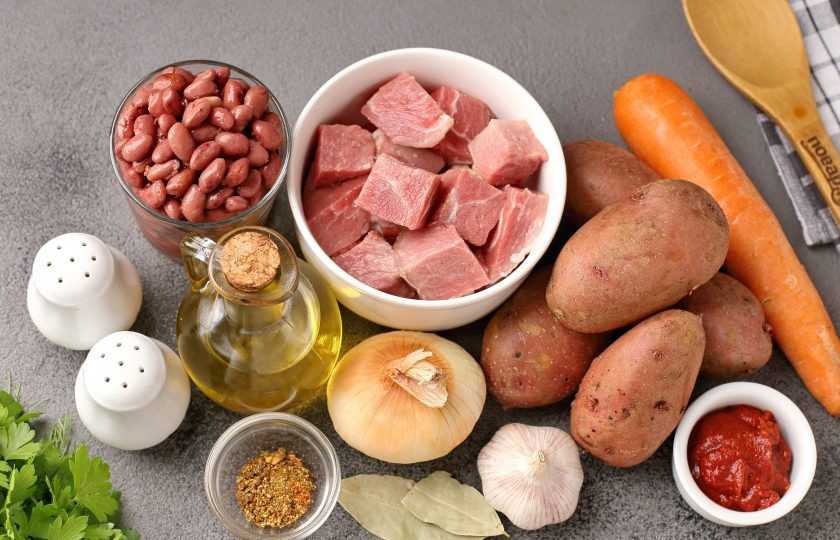 1. Этап. Картошка тушёная со свининой и фасолью: Подготовьте все ингредиенты. Мясо промойте, обсушите и нарежьте средними кусочками.