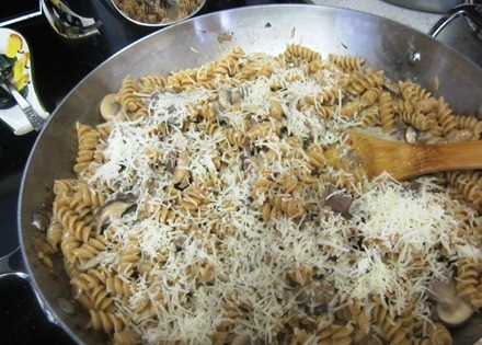 1. Этап. Жареные грибы с макаронами: 12. На медленном огне тушить пару минут, чтобы макароны пропитались соусом. Перед подачей посыпать тертым сыром и подержать на сковороде еще 30 секунд.